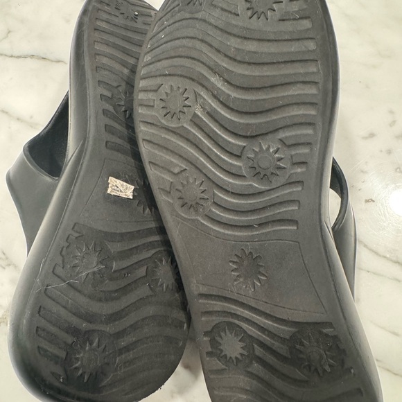 Stuart Weitzman Black Stuflex T Strap Sandal/ Flip-Flops - Picture 8 of 9